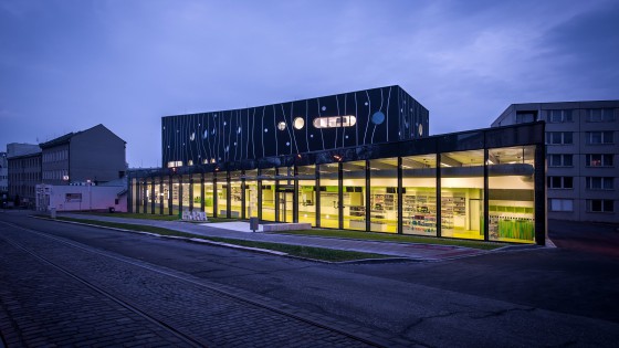 Novostavba lékárny Fakultní nemocnice Olomouc v noci